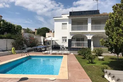 Image de Villa avec piscine privée, A 7 minutes de la plage et à seulement 15 Kms De Port Aventura, -