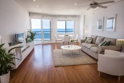 Image de Appartement avec vue sur la mer situé sur la plage. Décoration moderne!