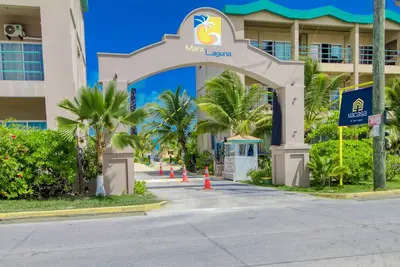 Image de Belle suite lagon-front w / piscine partagée - près des plages et des restaurants