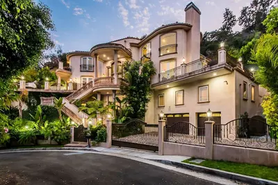 Image de Se prélasser au bord de la piscine est un must dans cet endroit emblématique de Beverly Hills!