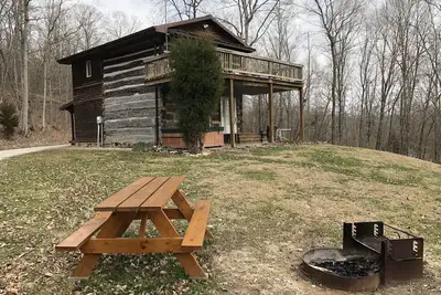 Image de Cabane en bois rustique à côté de la forêt nationale de Hoosier dans la vallée de la rivière Ohio