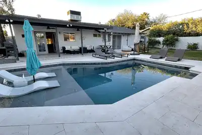 Image de Escapade de style complexe avec commodités et emplacement modernes!