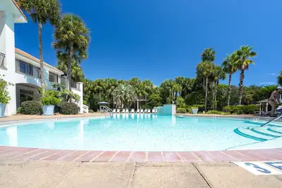 Image de Yellow Bird, maison privée 4br / 3ba! À quelques pas de la piscine communautaire!