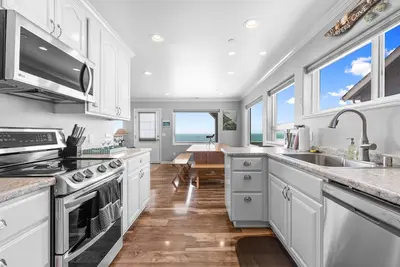 Image de Nouvelle maison en bord de mer avec des vues incroyables!