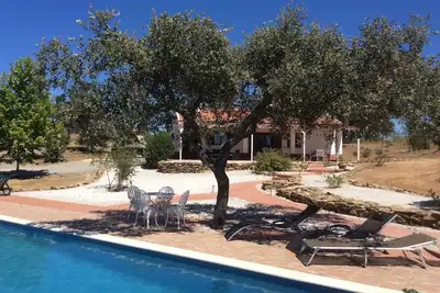 Image de Magnifique chalet avec piscine de luxe et bain à remous relaxant