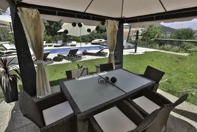 Image de Villa de luxe avec piscine privée chauffée et vue mer 3