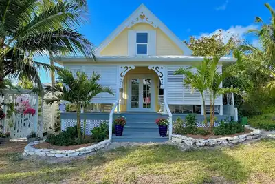 Image de Villa romantique, à quelques pas de la plage!