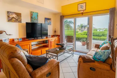 Image de Suite au bord du lagon avec accès à la piscine, grand patio et plus