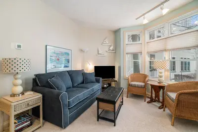 Image de Quaint First Condo étage avec vue sur l'eau