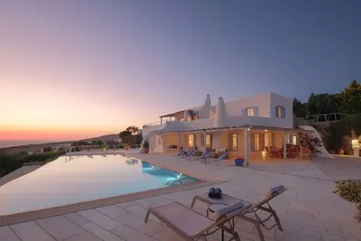 Image de Luxury Villa Delion surplombe la baie avec de superbes vues nuit et jour