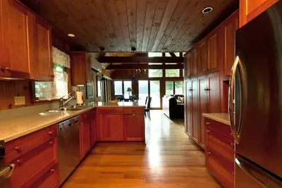 Image de Private Lakeside Luxury minutes à Burlington, stations de ski, boutiques et restaurants raffinés