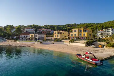 Acadia Beach Villas & Apartments, Slatine
