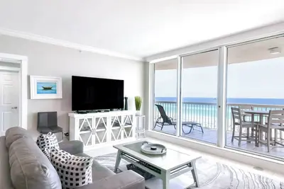 Image de Charme en bord de mer dans condo en bord de mer avec balcon privé! 🌴