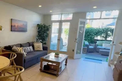 Image de Great Location, 2Br / 2Ba, Steps 2 Beach & Bay!