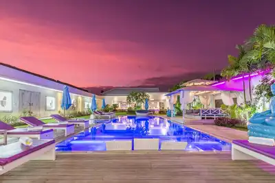 Image de Villa Moderne, 14 Personnes, Immense Piscine, Personnel De Maison, Seminyak