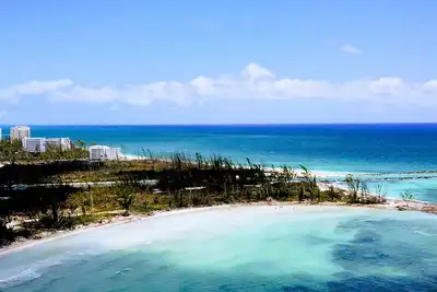 Image de Un petit coin de paradis. 2 Br / 3 Ba condo. Étapes de votre propre plage privée! !