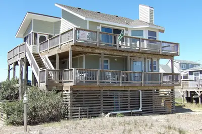Image de Ocean Front, Dog Friendly, Hatteras Island, 4 Br, 3 1/2 Ba 200'de la plage