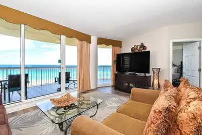Image de Condo en bord de mer avec tuile, bois franc et balcon privé!