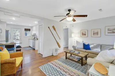 Image de Villa côtière confortable et propre! - 2 vélos / proche de tout - Voir nos critiques!