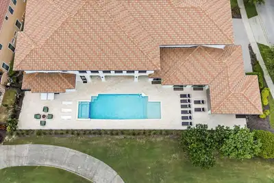 Image de Retraite Réunion | 14 500 m² 14 suites, salle de cinéma, salle de jeux, etc.