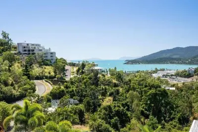 Incroyable emplacement avec vue sur la piscine et piscine primée
