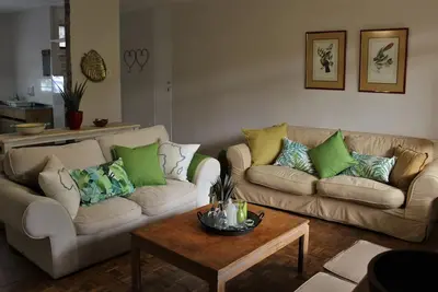 Image de Leafy Green, chaleureux appartement de 2 chambres au rez-de-chaussée