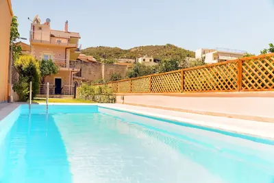 La Vieille Cave -Maison en pierre avec jardin à seulement 5 minutes de la plage.