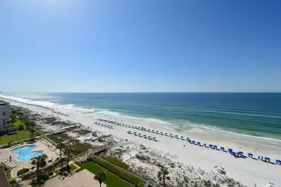 Image de Condo spacieux fin avec balcon vue sur la plage! 🏖️