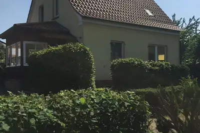 Image de Maison de vacances romantique détachée sur un grand terrain