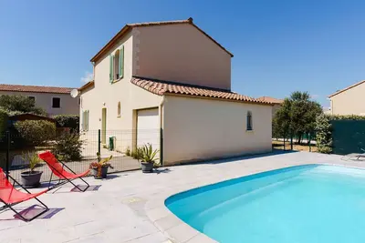 Image de Villa 4 pièces avec piscine privée, jardin, garage, 7 couchages, Narbonne-Plage, proche commerces