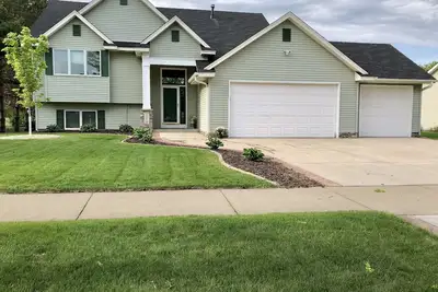 Maison privée de 4 chambres parfaite pour les familles et les mariages! Hottub maintenant disponible!
