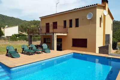 Image de Spacieuse maison de 5 chambres avec grande piscine privée et jardin