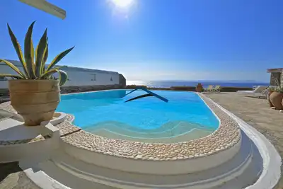 Image de Villa front de mer avec une piscine et une vue fantastique sur la mer