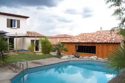 Image de villa de vacances, au calme, avec jardin piscine et spa. . .