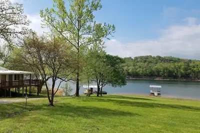 Image de Maison de 1 400 pieds carrés au bord du lac avec rampe et marina à proximité
