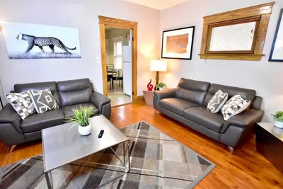 Image de Toute la maison Ridgewood près de tout à Cleveland!