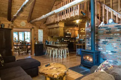 Image de ** Cabane en rondins * Spa * Sauna * Étang privé * 23 acres * 4. 6mi à Bethel Woods *