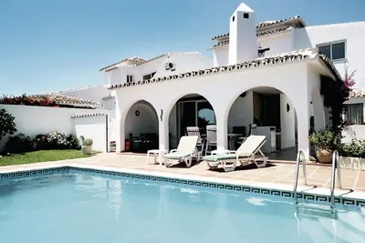 Magnifique villa proche de la mer avec piscine chauffée. Vue sur mer!