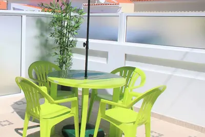 Studio Vert avec Patio Privé à 200 mètres, 3 mn à pied, Plage de Peniche