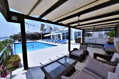 Image de Villa sur une magnifique plage avec piscine privée et superbe vue.