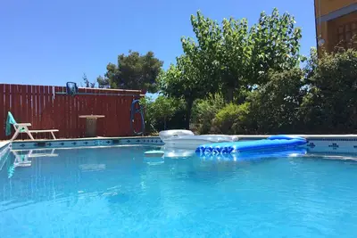 Image de Grande piscine privée, toute nouvelle construction cool appartement aéré, jardins, parking, WiFi