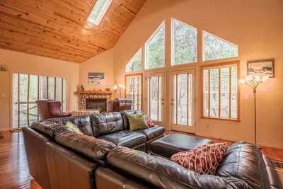 Image de Nid des écureuils - Une retraite haut de gamme étonnamment aménagée - ne manquez pas celui-ci!