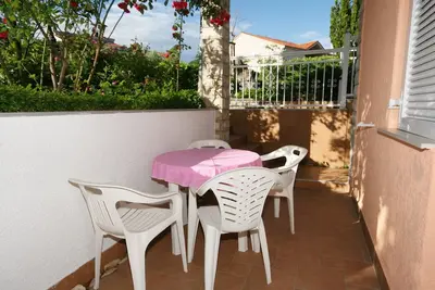 Image de Appartement de deux chambres avec la terrasse Njivice, Krk (A-5398-h)