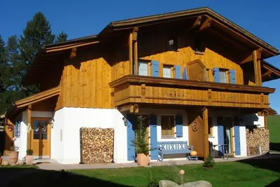 Image de Style alpin. Maison m. Cheminée dans Wohnber. , Vue panoramique sur les Alpes et le lac, animaux welcom.