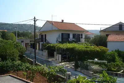 Image de Appartement de deux chambres avec le balcon et la vue sur le mer Vinisce, Trogir (A-12637-a)