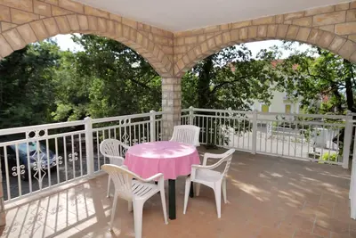 Image de Appartement de deux chambres avec la terrasse Njivice, Krk (A-5398-d)
