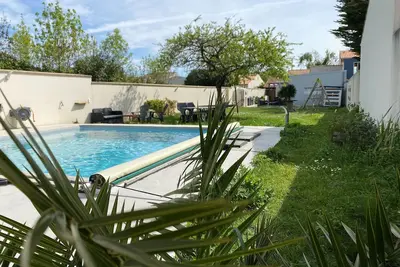 Image de Villa de vacances avec piscine chauffée dans un jardin calme à La Rochelle Aytré