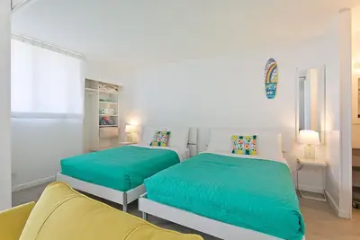 Image de Nouveau! Charmant 1br avec 1 salle de bain, 1 parking! WiFi gratuit au coeur de Waikiki.