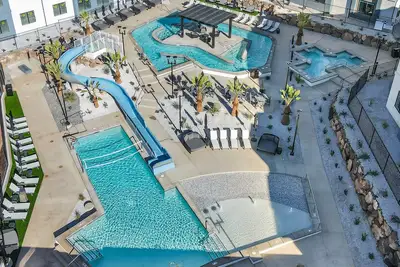 Image de Piscine intérieure / extérieure, tennis, une connexion Wi-Fi gratuite, cheminée extérieure WiFi gratuit!