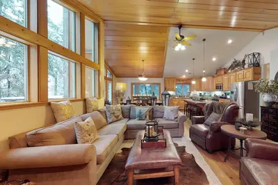 Image de Retraite alpine de luxe avec beaucoup de place, bain à remous privé, baignoire principale à jets, etc.